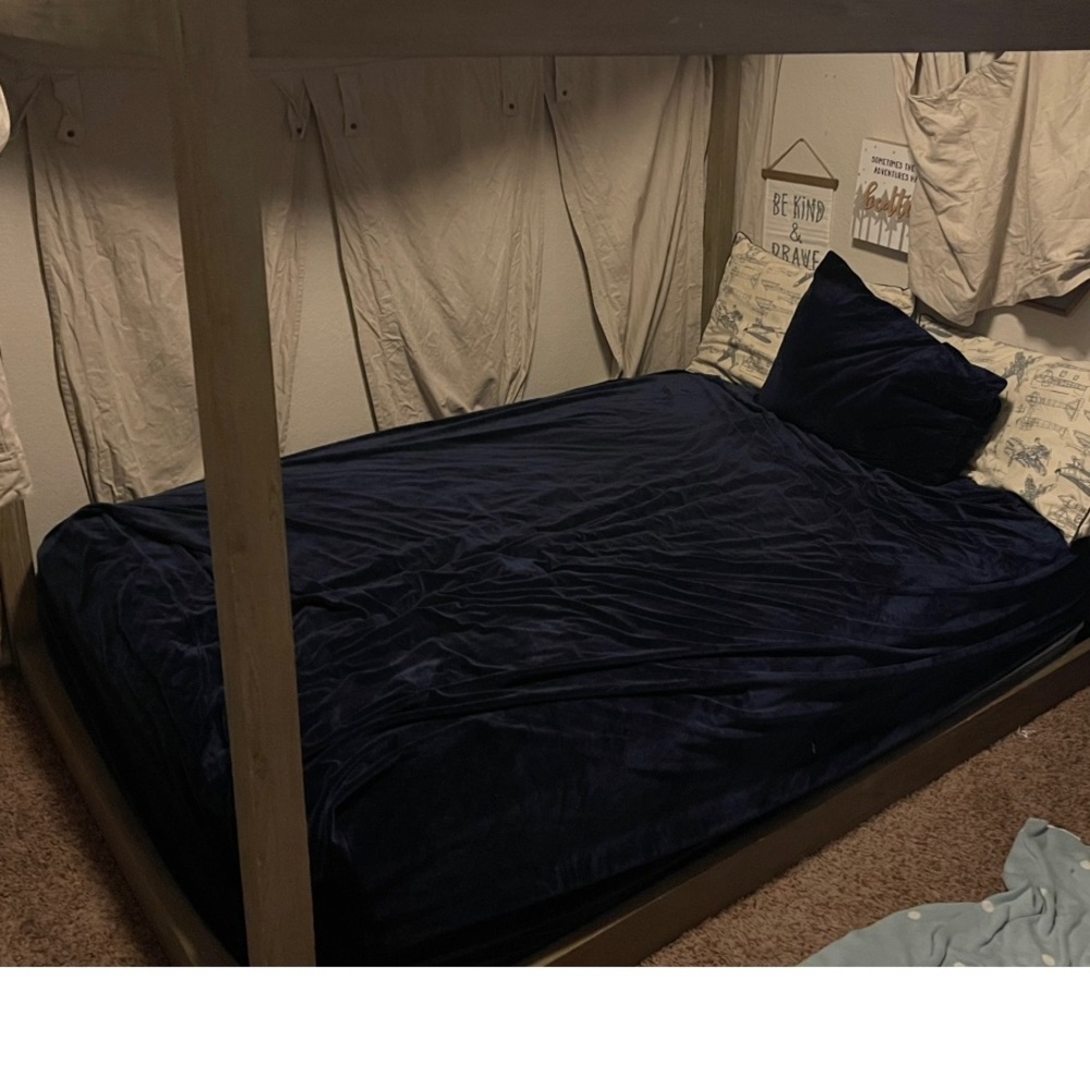 Pottery barn full sheet and two pillow cases